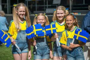 Flickor med svenska flaggor
