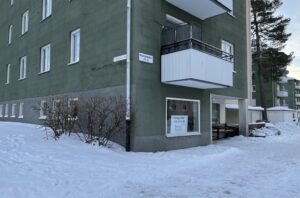 Ingång till källarlokal i fastighet vinterbild