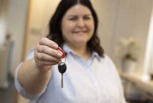 Kvinna med lägenhetsnyckel
