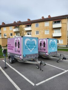 Två släpvagnar på en parkering